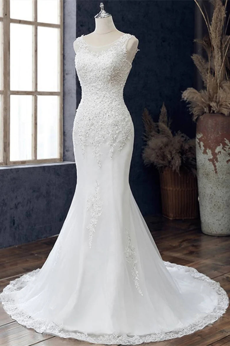 Vestido de novia de corte trompeta, sin mangas y con cuello redondo y encaje